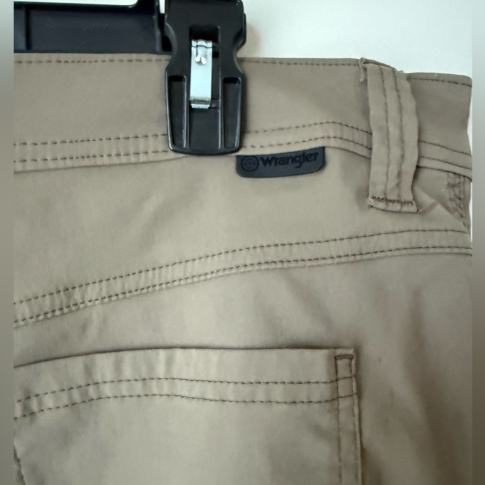 Men’s Wrangler ATG Utility Pants - 38x30 - Picture 4 of 6